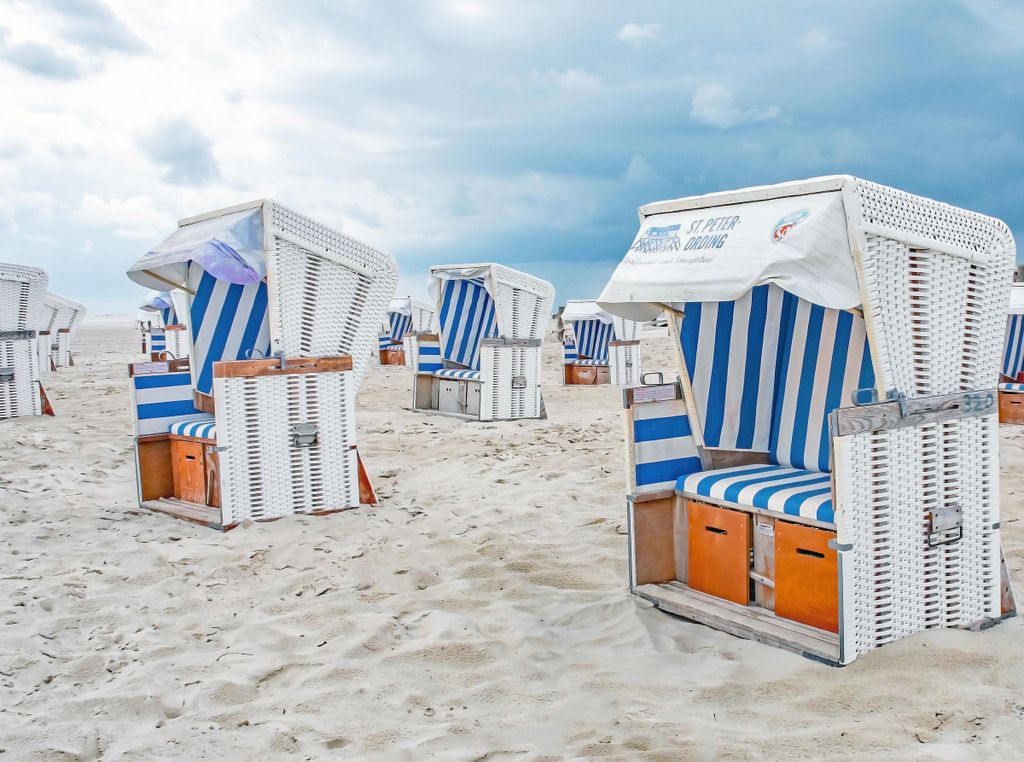 CALVENDO Puzzle Strandkörbe 2000 Teile Puzzle quer | 2000 Teile Lege-Größe 90x67cm Foto-Puzzle für glückliche Stunden