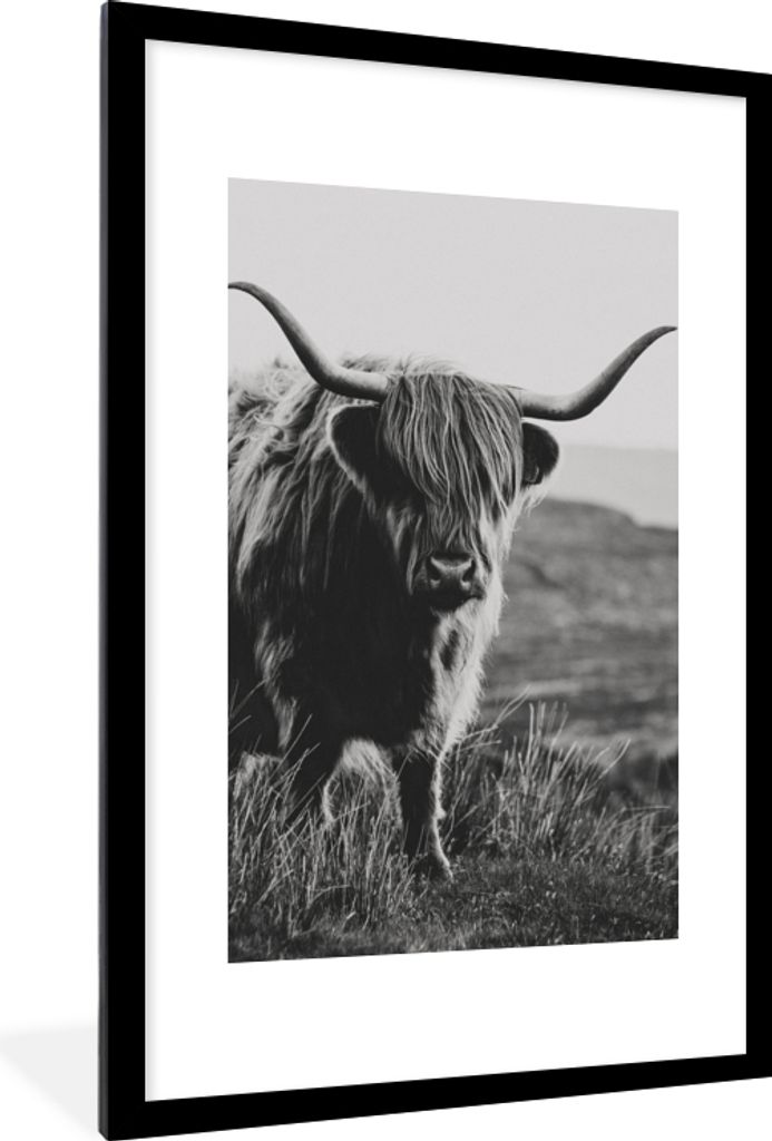 MuchoWow Gerahmtes Poster Schottischer Hochlandbewohner - Natur - Kühe - Tiere - Schwarz und weiß 60x90 cm - Poster mit Schwarzem Bilderrahmen ...