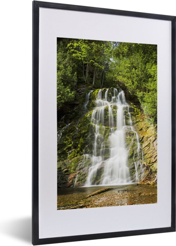 MuchoWow MuchoWow Gerahmtes Poster Wasserfall im Forillon National Park, Nordamerika 40x60 cm - Poster mit zchwarzem Bilderrahmen - Poster in R...
