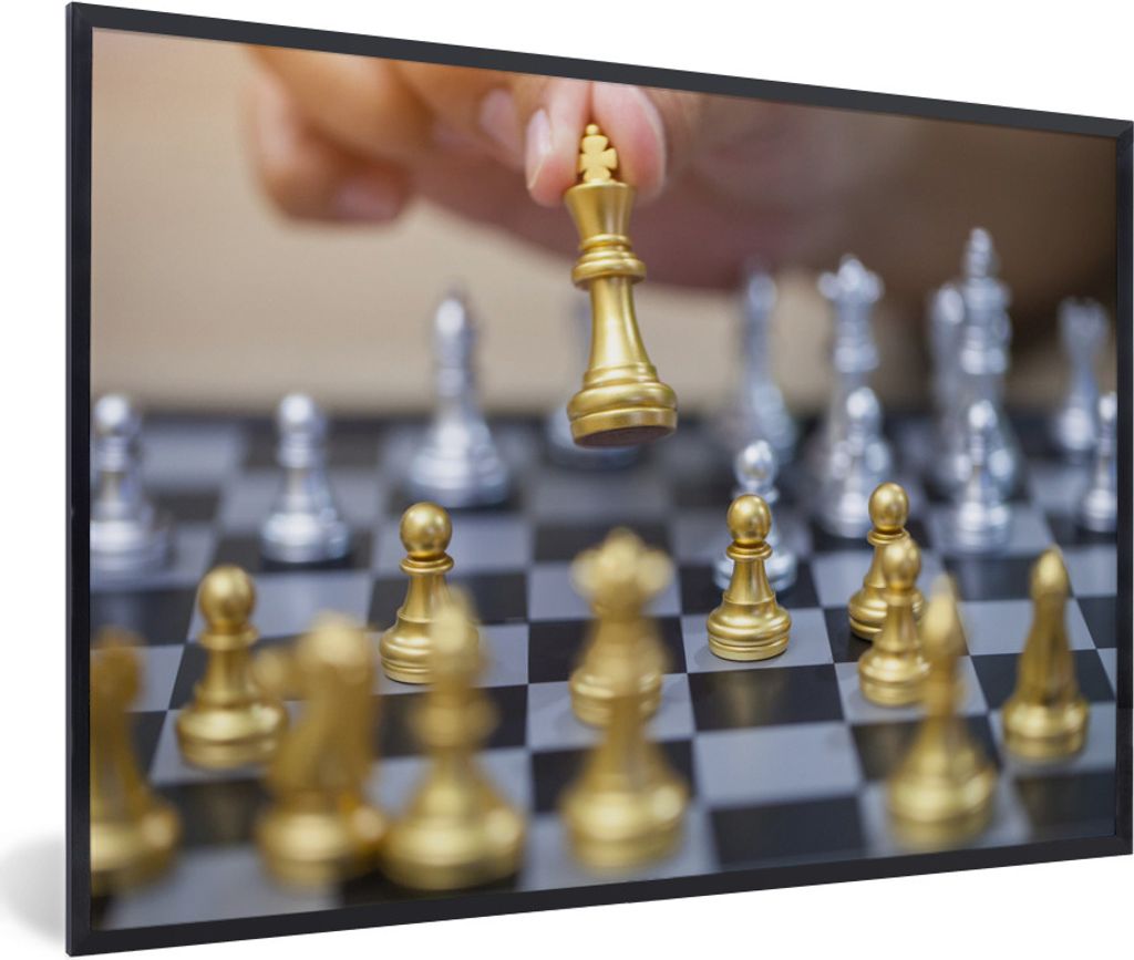 MuchoWow Gerahmtes Poster Der Schachspieler macht einen Zug 90x60 cm - Poster mit Schwarzem Bilderrahmen Wandposter Rahmen Foto Bilder - Fotorahm...