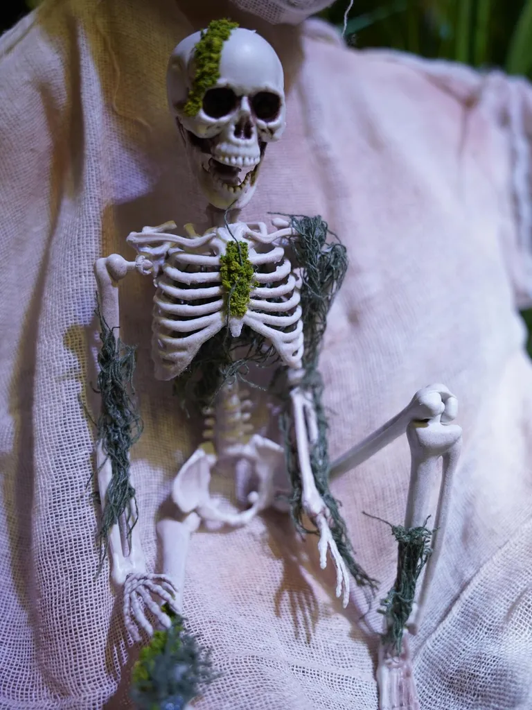 Squelette Halloween 40cm pour déco de table et buffet - Effet mousseux