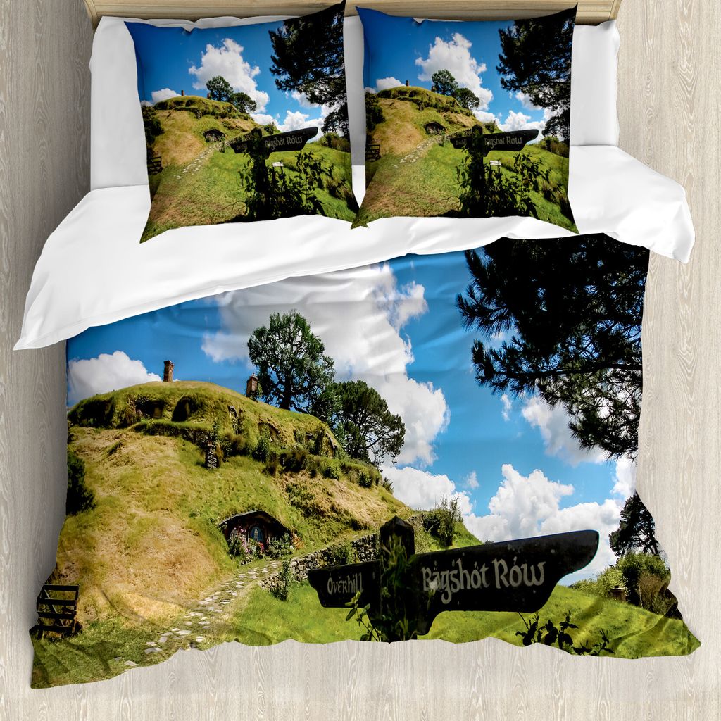 ABAKUHAUS Hobbits Bettbezug, Oberbühl Hobbit Dorf, Milbensicher Allergiker geeignet mit Kissenbezügen, 155 cm x 220 cm - 80 x 80 cm, Grün blau