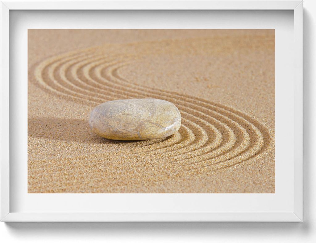 Ein einsamer Stein im Sand - zen– Wandbild mit Rahmen – Gerahmtes Bild – Wanddekoration – 70x50 cm – Schwarz Rahmen