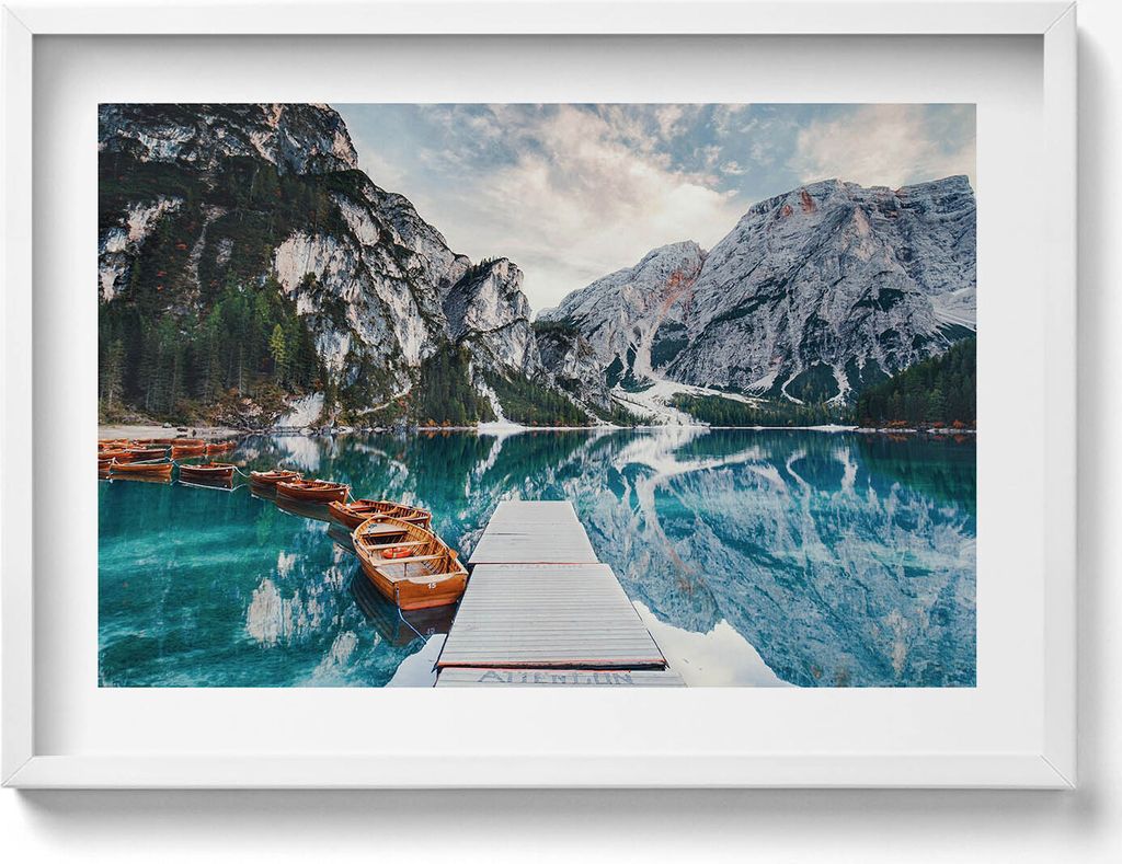 Boot auf einem See in den Bergen– Wandbild mit Rahmen – Gerahmtes Bild – Wanddekoration – 70x50 cm – Schwarz Rahmen