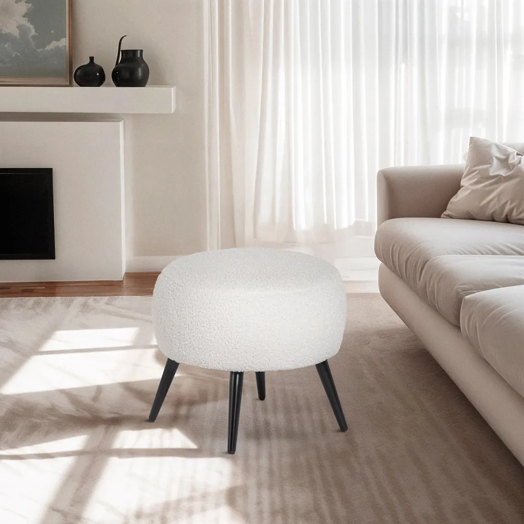 Petit pouf de salon Belix blanc bouclé avec piètement métal noir chic