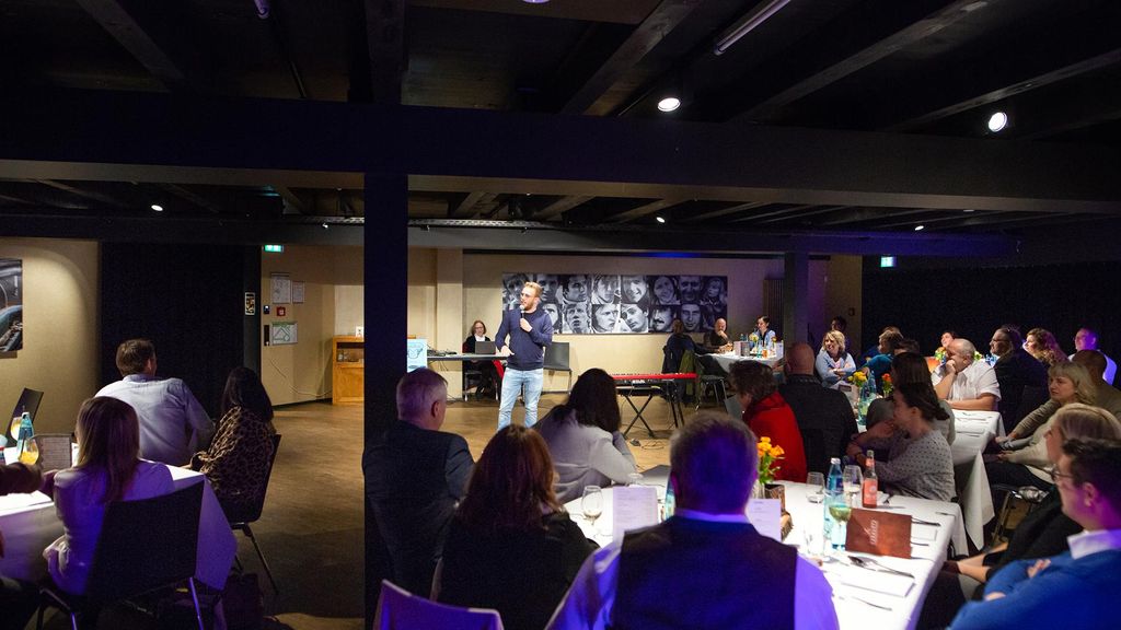 Jochen Schweizer Comedy Dinner Heidelberg; Erlebnis verschenken oder selbst erleben; Gutschein gültig für 1 Person Gruppengröße: bis zu 150 Pe...