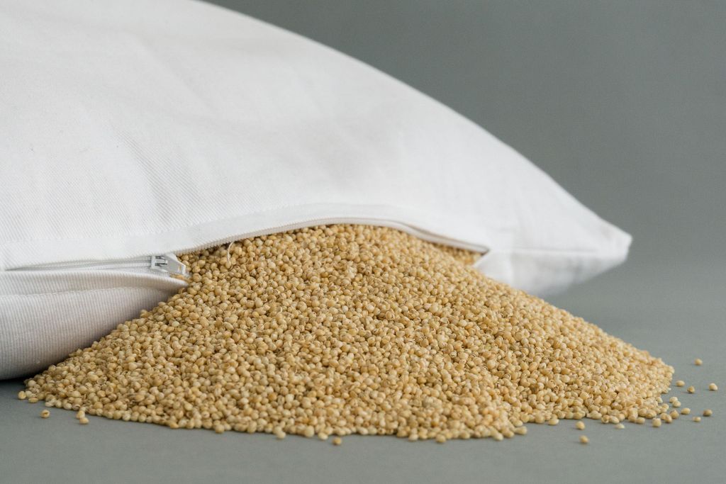 Bio-Hirsekissen 30x30cm, Köper-Baumwolle weiß, mit Bio-Hirseschalen, direkt befüllt