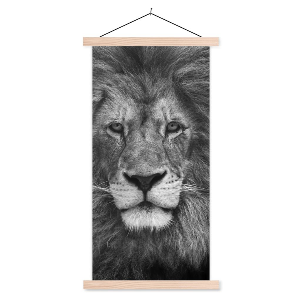 MuchoWow Textilposter Tierprofil Persischer Löwe in schwarz und weiß 40x80 cm mit holzfarbenen Rahmen - Wohnzimmer
