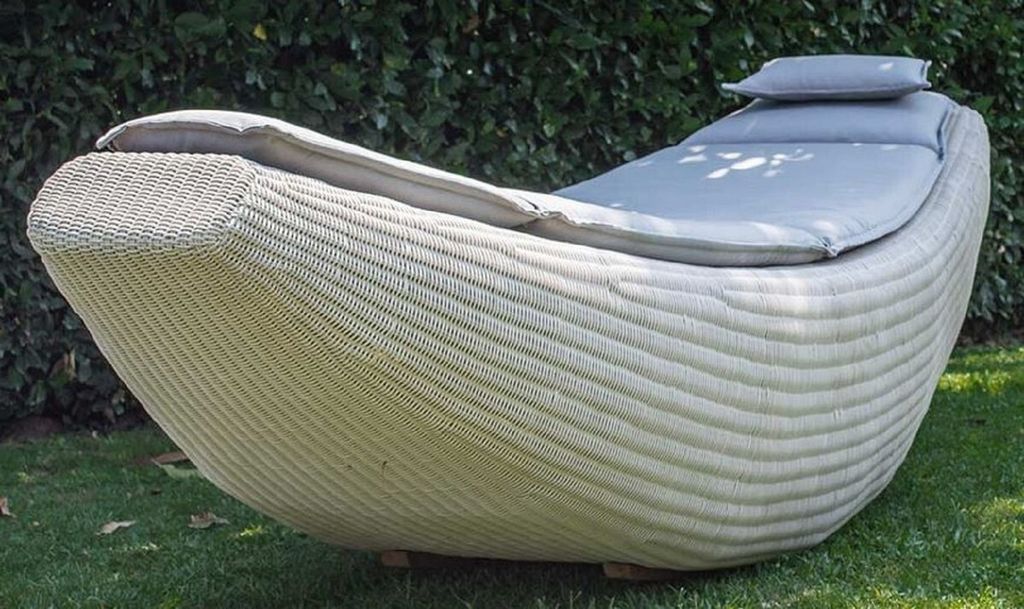 Casa Padrino Luxus Schaukelliege Weiß / Fliederfarben 230 x 75 x H. 70 cm - Handgewebte Wetterbeständige Gartenliege - Moderne Poolliege - Garten...