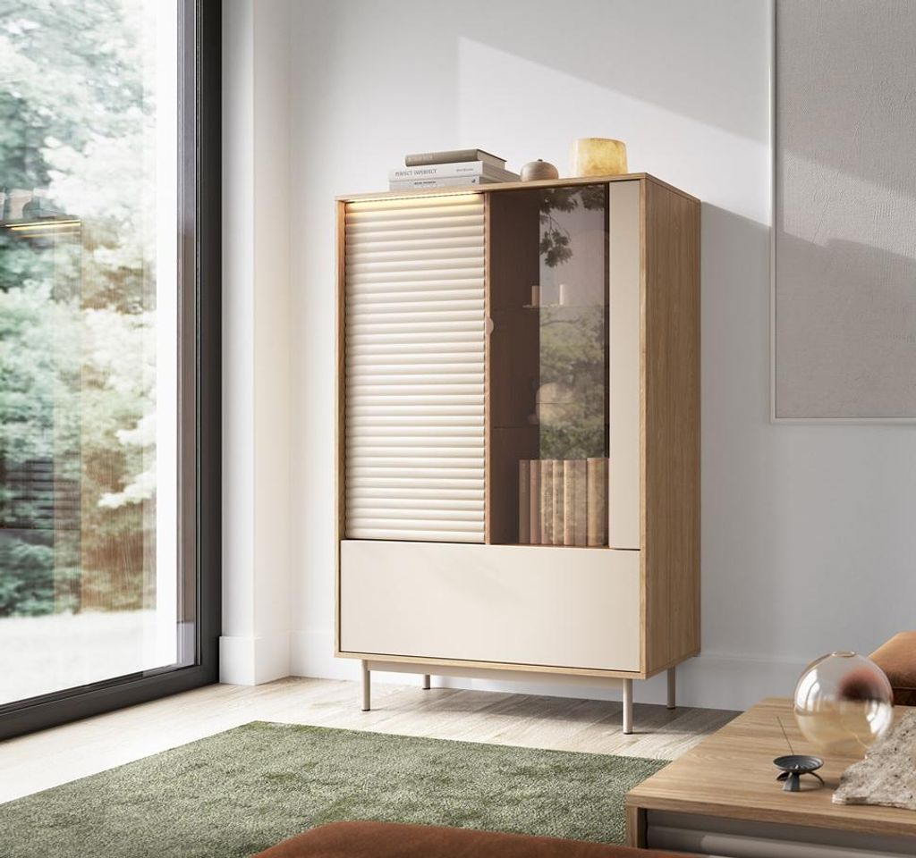 Vitrine MILIA TI1 in Eiche + Kaschmir, Standvitrine mit Beleuchtung, Wohnzimmermöbel mit Stauraum, moderne Glasvitrine, stilvoller Vitrinenschrank