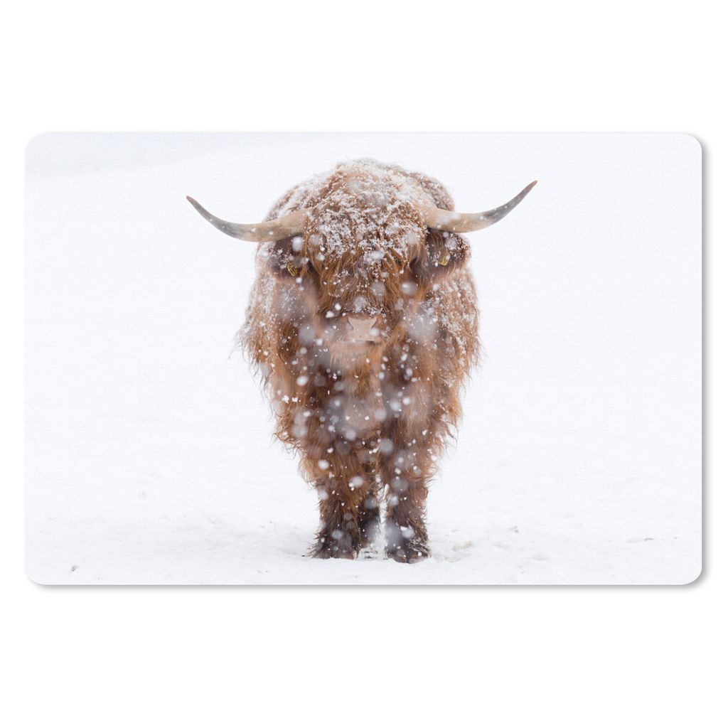 MuchoWow Schreibtischunterlage Schottischer Highlander - Kuh - Schnee 60x40 cm - XXL Mauspad - Großes Mauspad