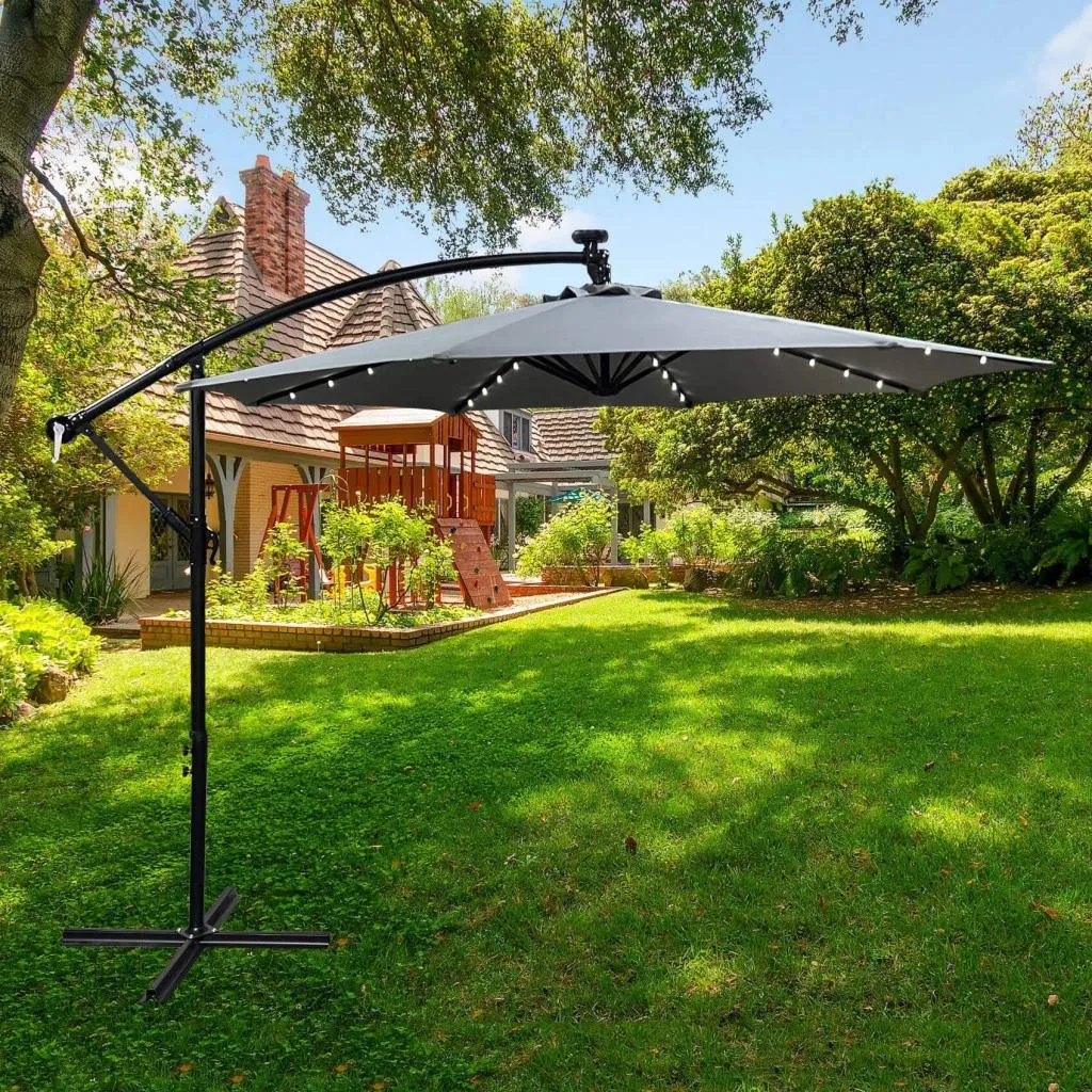 Grand parasol de jardin MILANOR gris clair avec éclairage LED soir