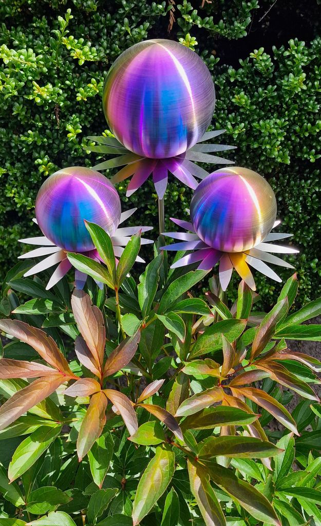 Blütenzauber Milano 3er Set Rosenkugel 15/10/10 cm Edelstahl rainbow matt gebürstet Gartenstecker Deko mit Stab 80 cm