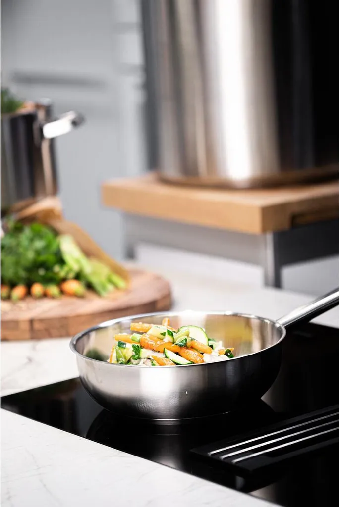 Krüger 101024A - Pentola in Acciaio Inox con beccuccio, Adatta all'induzione, 24 cm