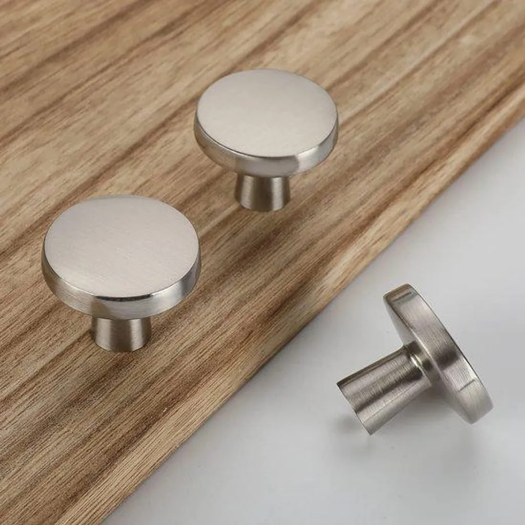 Boutons ronds robustes en acier argent mat avec finition brute unique