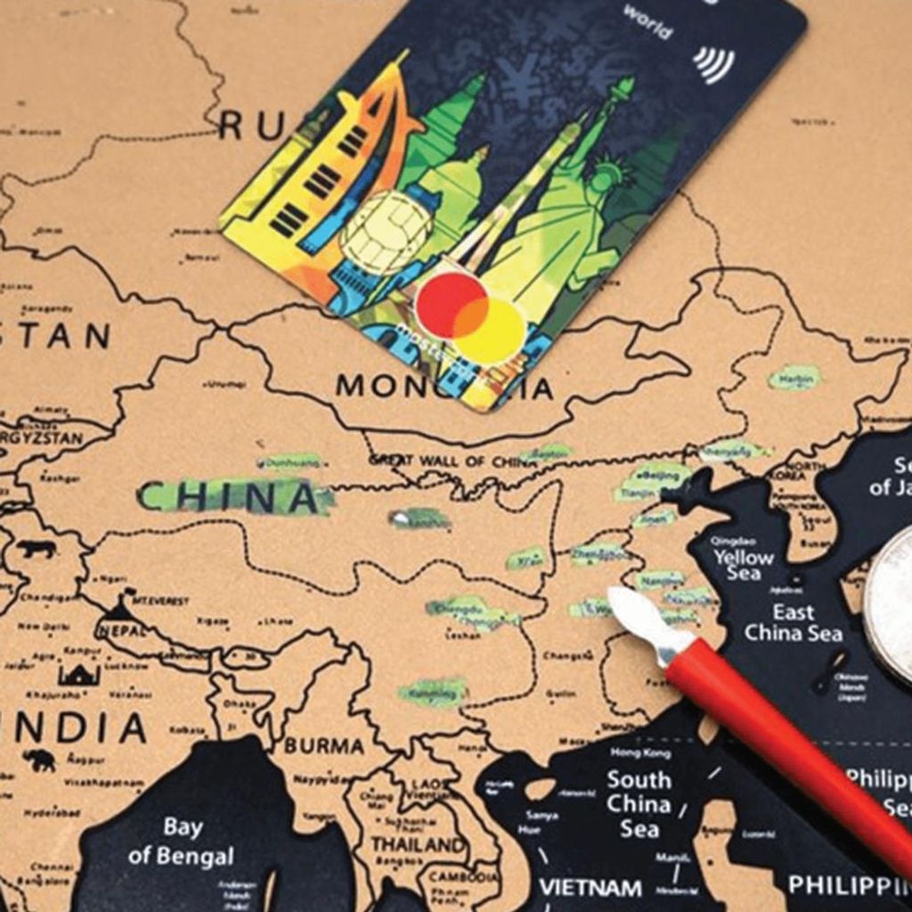 Mappa del mondo grande da grattare con bandiere 82 × 59 cm Immagine del prodotto 