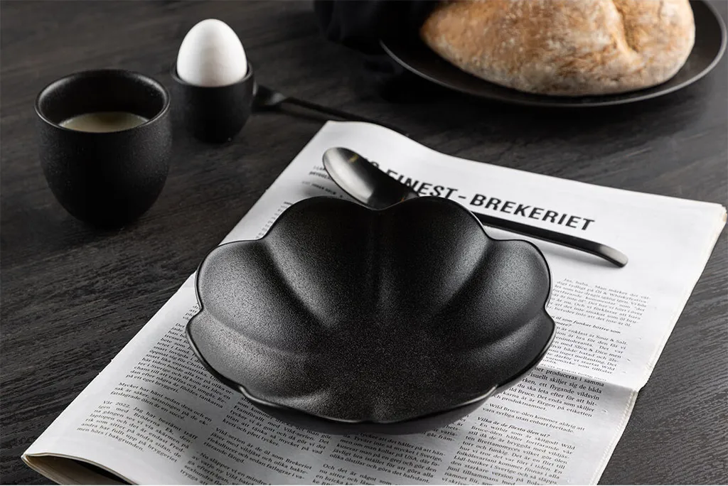 Piatto Wabi-Sabi in Porcellana Nera Resistente | Design Giapponese Moderno