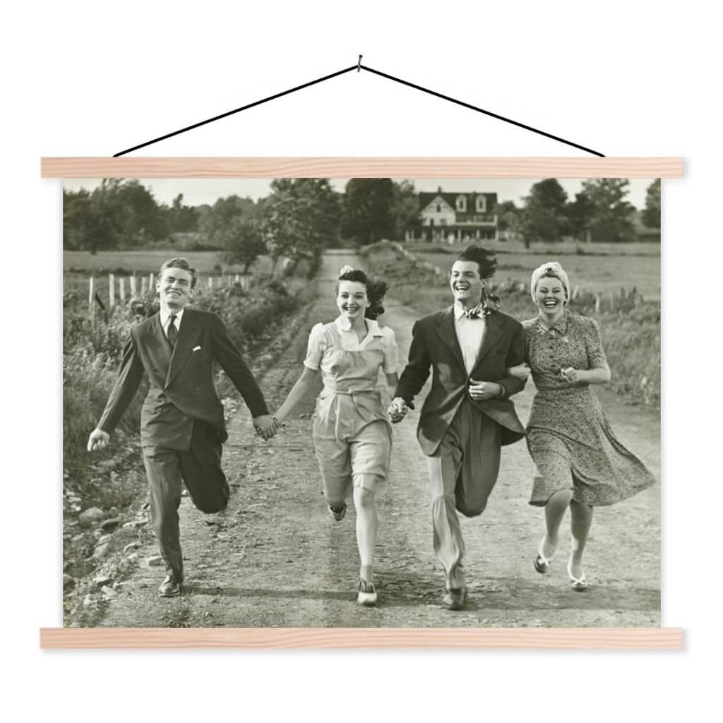 MuchoWow Textilposter Vintage-Porträt von zwei Paaren auf dem Lande in schwarz-weiß 40x30 cm mit holzfarbenen Rahmen - Bilder