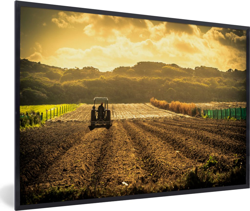 MuchoWow Gerahmtes Poster Traktor - Bauernhof - Berg 90x60 cm - Poster mit Schwarzem Bilderrahmen Wandposter Rahmen Foto Bilder - Fotorahmen - Fo...
