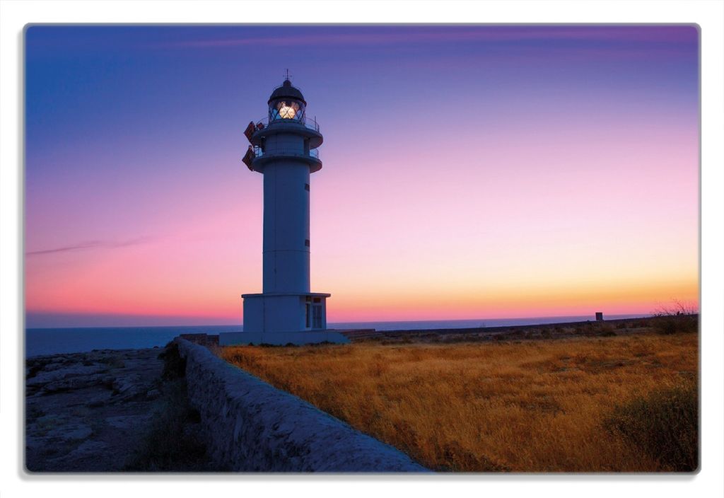 Wallario Frühstücksbrettchen aus Glas 20 x 30 cm mit rutschfesten Füßen, Motiv Leuchtturm am Abend auf den Balearen Malerischer Himmel