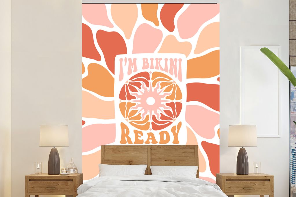 MuchoWow Fototapete für Wohnzimmer oder Schlafzimmer Wandtapete Vinyl Motivtapete Zitat - Ich bin bereit für den Bikini - Rot - Orange - 145x22...