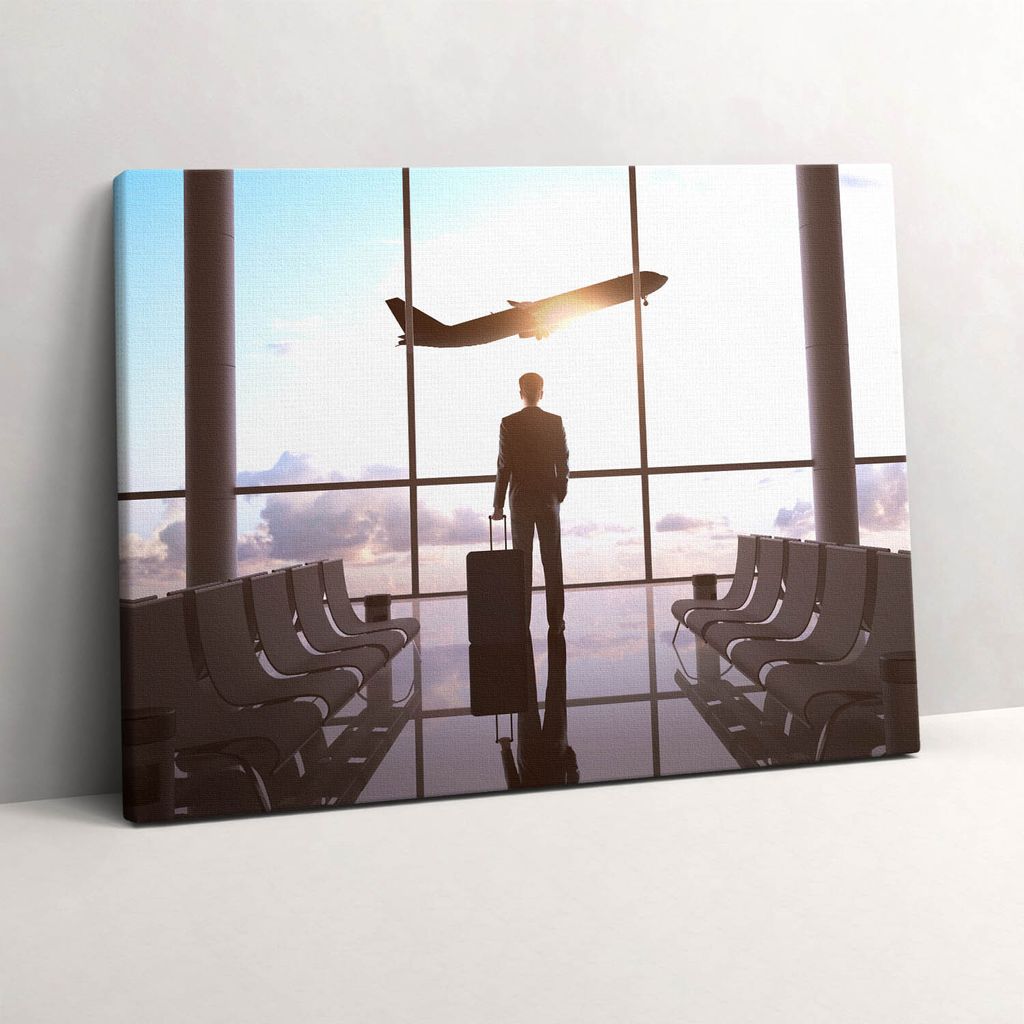 Mann auf dem Flughafen – Leinwandbild Wandbild – 80x60 cm – Leinwandbilder – Wandbilder – Schlafzimmer – Flur
