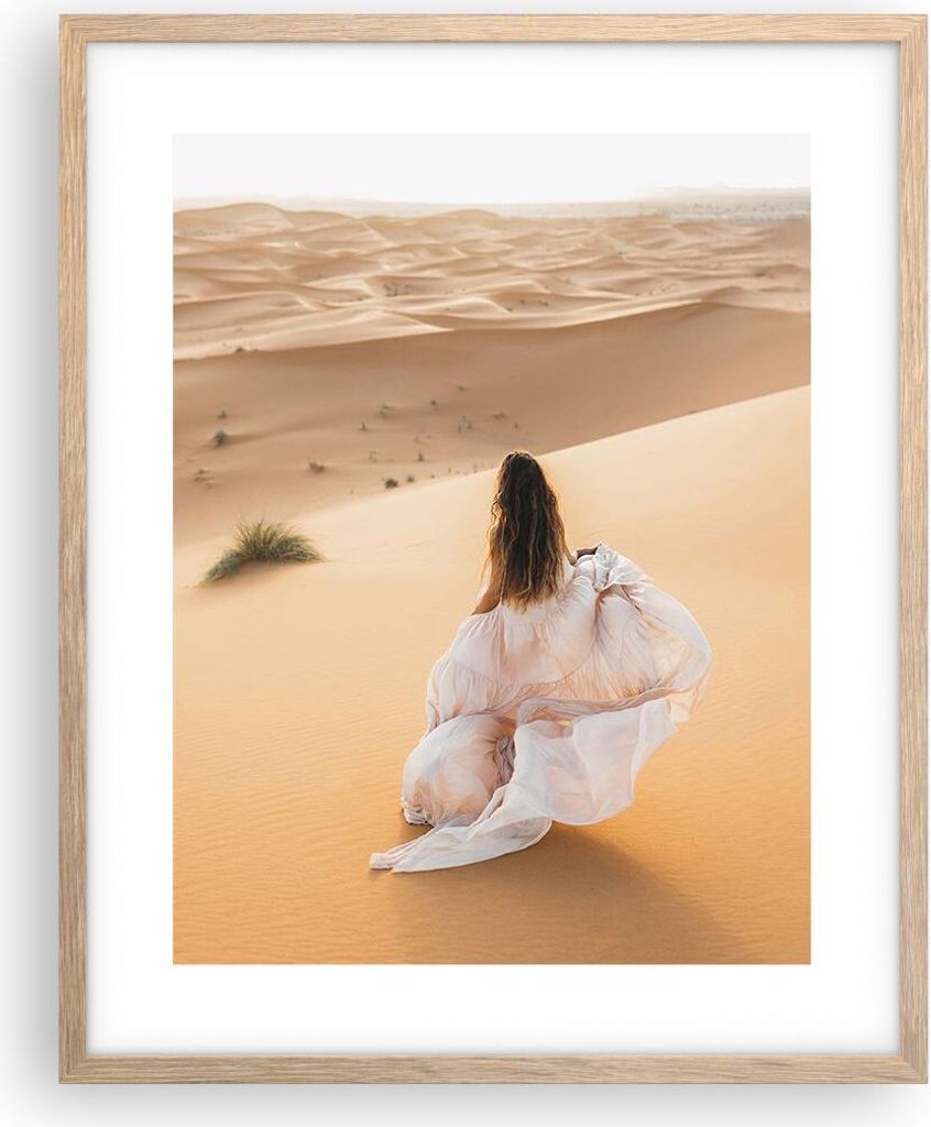Gerahmtes Poster - Rahmen in heller Eiche - Wüste Düne Frau - 40x50 cm - Wand Bild - Wanddeko - Wandbilder - Kunstposter - Wandposter - Bilderrah...