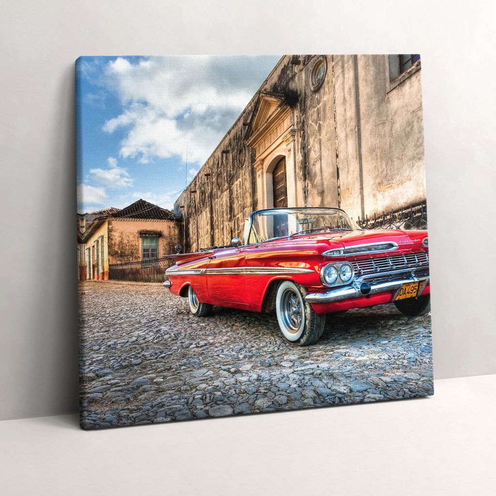 Red old car in the Colombian district – Leinwandbild Wandbild – 60x60 cm – Leinwandbilder – Wandbilder – Schlafzimmer – Flur