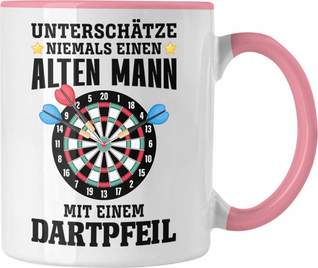 Trendation - Dart Tasse Unterschätze Niemals Einen Alten Mann Mit Einem Dartpfeil Spruch Männer Dart-Spieler Geschenkidee (Rosa)