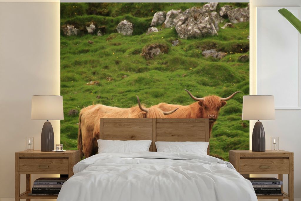 MuchoWow Fototapete für Wohnzimmer oder Schlafzimmer Wandtapete Vinyl Motivtapete Schottische Highlander-Familie - 300x300 cm - Wanddekoration