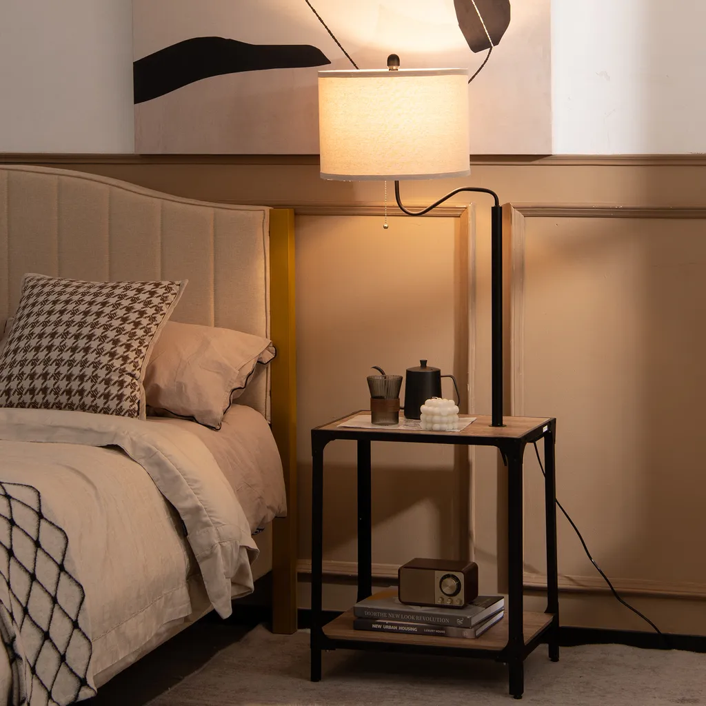 Luminaire de salon avec plateau bois et USB pour coin lecture relax