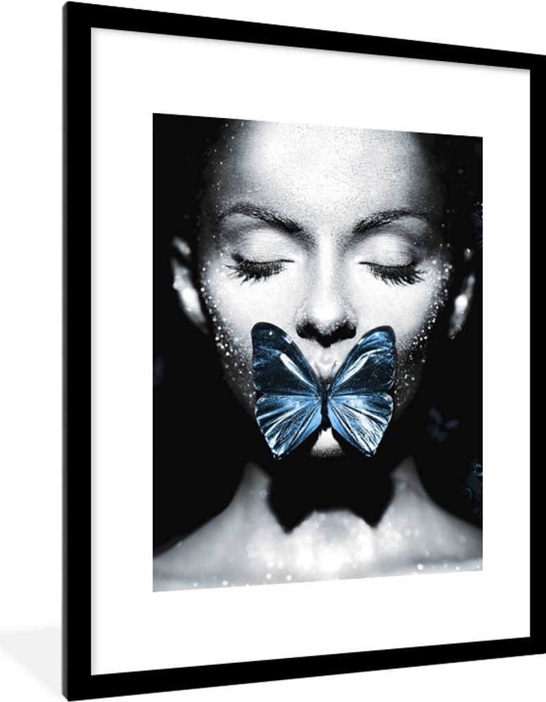 MuchoWow Gerahmtes Poster Frau - Schmetterling - Blau 60x80 cm - Poster mit Schwarzem Bilderrahmen Wandposter Rahmen Foto Bilder - Wohnzimmer - D...