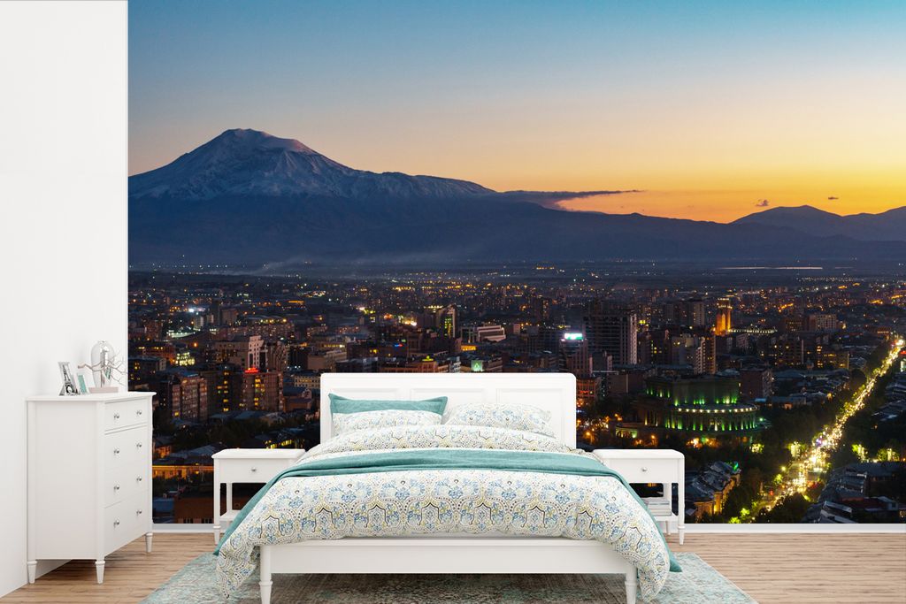 MuchoWow Fototapete für Wohnzimmer oder Schlafzimmer Wandtapete Vinyl Motivtapete Armenisches Eriwan in der Abenddämmerung mit dem Berg Ararat ...