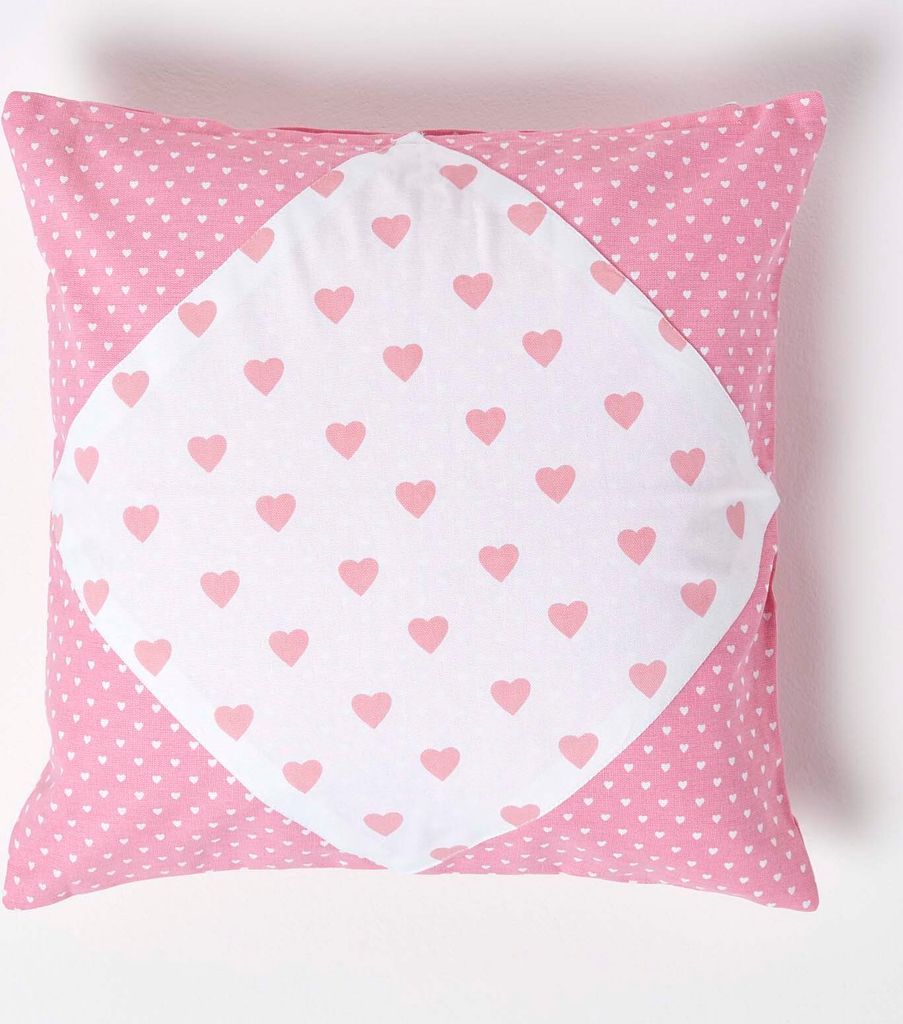 HOMESCAPES Patchwork-Kissenbezug mit Herzen in Rosa, 45 x 45 cm
