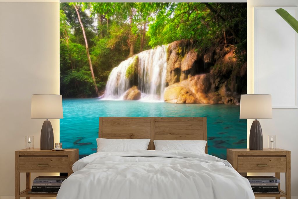 MuchoWow Fototapete für Wohnzimmer oder Schlafzimmer Wandtapete Vinyl Motivtapete Angeln im Wasser im Erawan-Nationalpark mit Blick auf einen Wa...