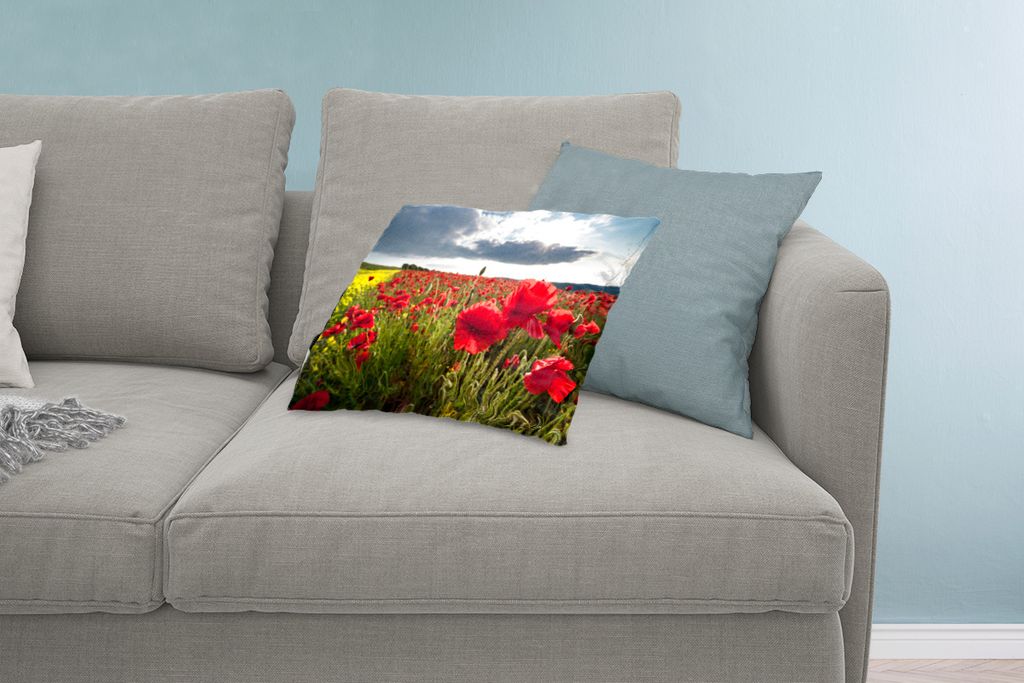 MuchoWow Zierkissen Sofakissen Wohnzimmer Dekokissen 60x40 cm Mohnblumen vor einem dramatischen, stürmischen Himmel - Kopfkissen - Polster mit Foto