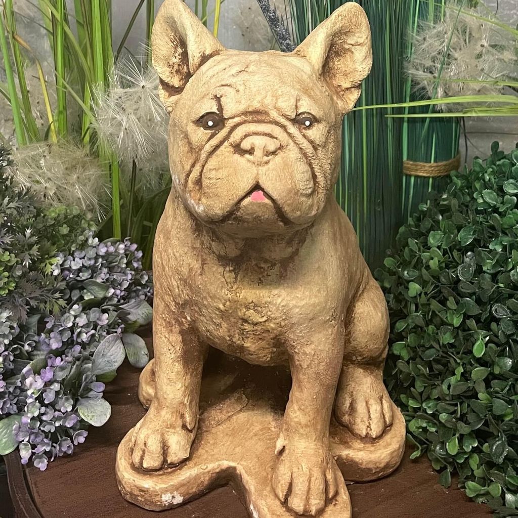 Solider und langlebiger Stone Bulldog aus Sandstein