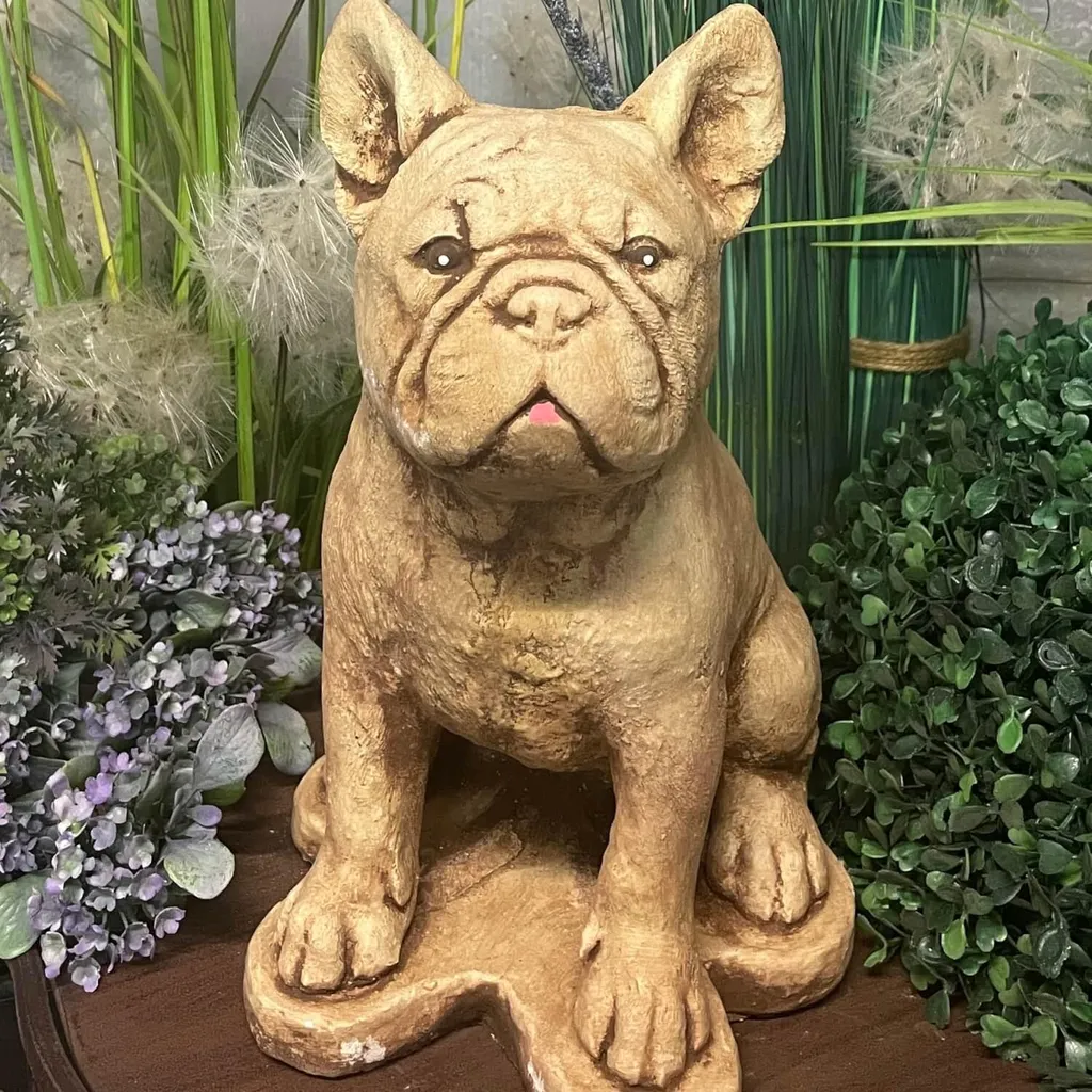Bouledogue décoratif durable en grès massif avec finition pierre brute