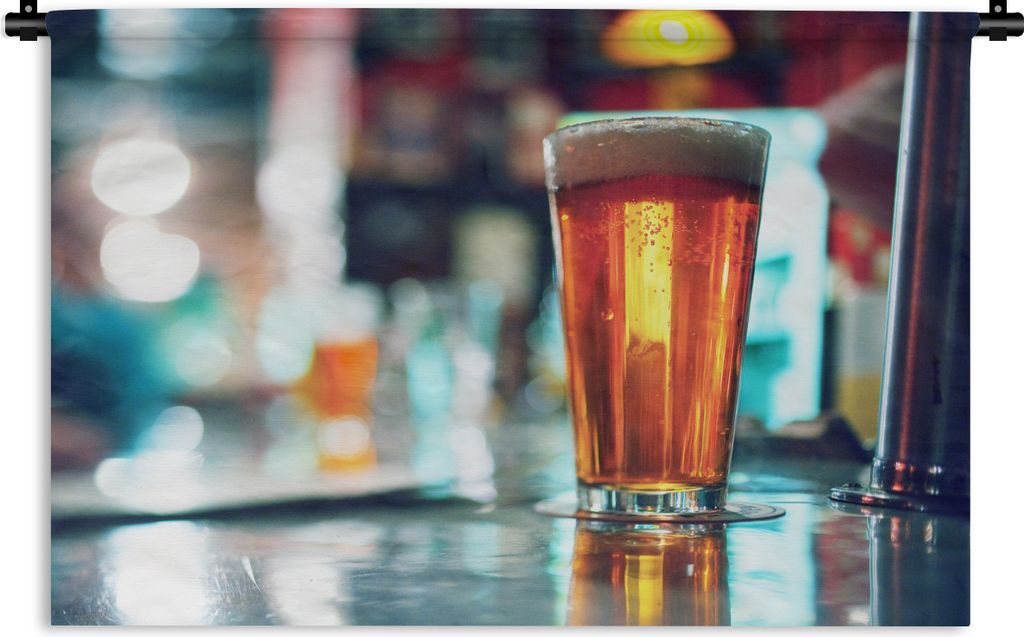 MuchoWow Wandteppich Wandbehang Ein Glas Bier auf der Theke 150x100 cm Tapisserie Dekoration Wandtuch - Waschbar - Tapisserien - Wand-Decke