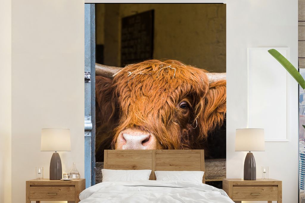 MuchoWow Fototapete für Wohnzimmer oder Schlafzimmer Wandtapete Vinyl Motivtapete Schottischer Highlander - Bauernhaus - Scheune - 170x260 cm - ...