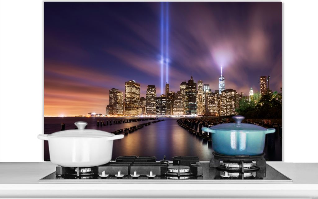KitchenYeah Spritzschutz Küche - Küchenrückwand - Wandschutz für Herd und Spüle - New York - Nacht - Stadt - Wasser 100x65 - Alu-Dibond (Al...