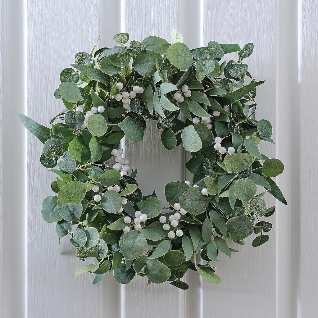 Hängende Weihnachtskranz Dekoration - Eukalyptus und weiße Beeren.