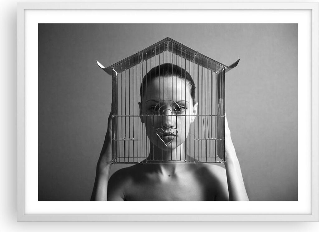 Gerahmtes Poster - Weißer Rahmen - Schwarzweiß Frau Käfig - 70x50 cm - Wand Bild - Wanddeko - Wandbilder - Kunstposter - Wandposter - Bilderrahm...