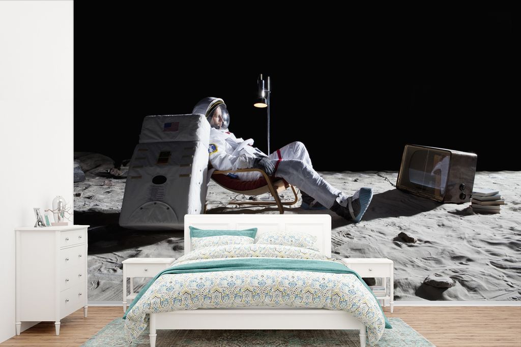 MuchoWow Fototapete für Wohnzimmer oder Schlafzimmer Wandtapete Vinyl Motivtapete Astronaut - Mond - Fernsehen - 390x260 cm - Papiertapete