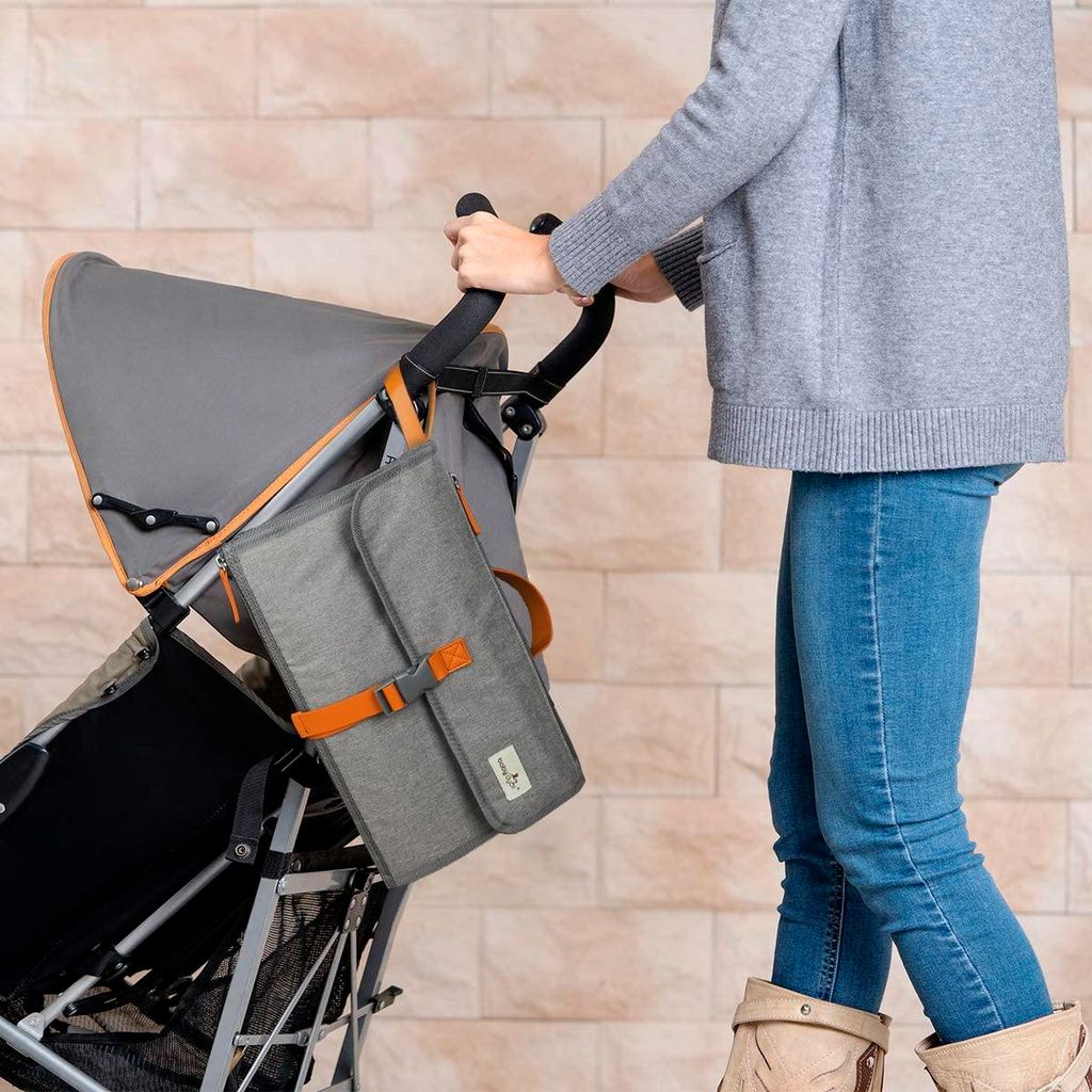 Baby XL Tragbare Wickelmatte - wasserdicht - abnehmbarer Tasche - Handtuchspender - Kopfkissen - funktionales Design - 6 Taschen - ideales Geschenk...