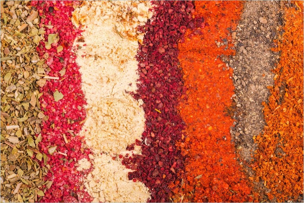 Wallario selbstklebendes Poster - Bunte Gewürze in Streifen - Chili, Curry usw, Größe: 100 x 150 cm