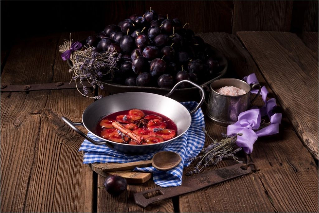 Wallario Poster - Frisches Pflaumenkompott mit Gewüzen, Kunstdruck Größe: 100 x 150 cm