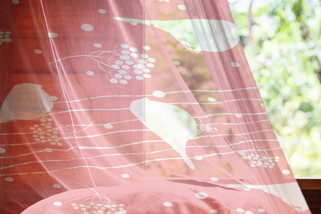 ABAKUHAUS Arazzo con uccelli, silhouette di ciuffolotti appollaiati sui rami di un albero con illustrazione di bacche di bosco, arazzo in raso setoso per soggiorno o camera da letto, 135 cm x 274 cm, corallo scuro e bianco - 2