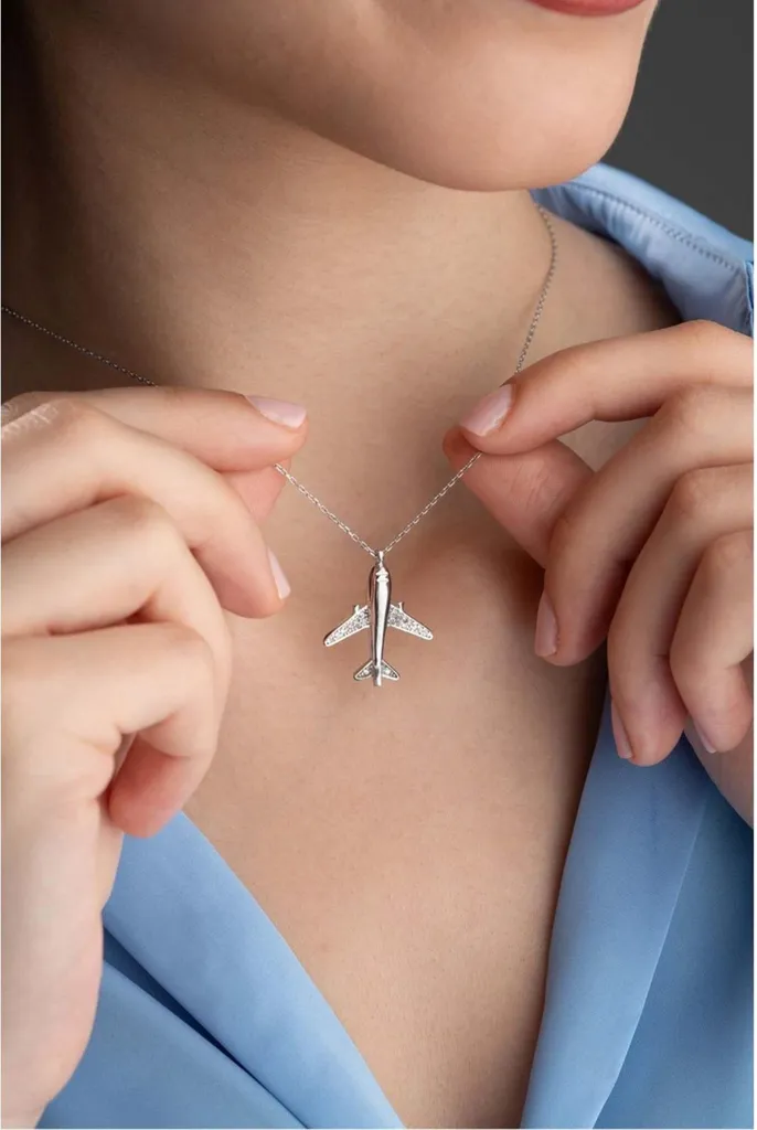 Idée cadeau collier femme avion en argent 925 et zircones pour voyageuse