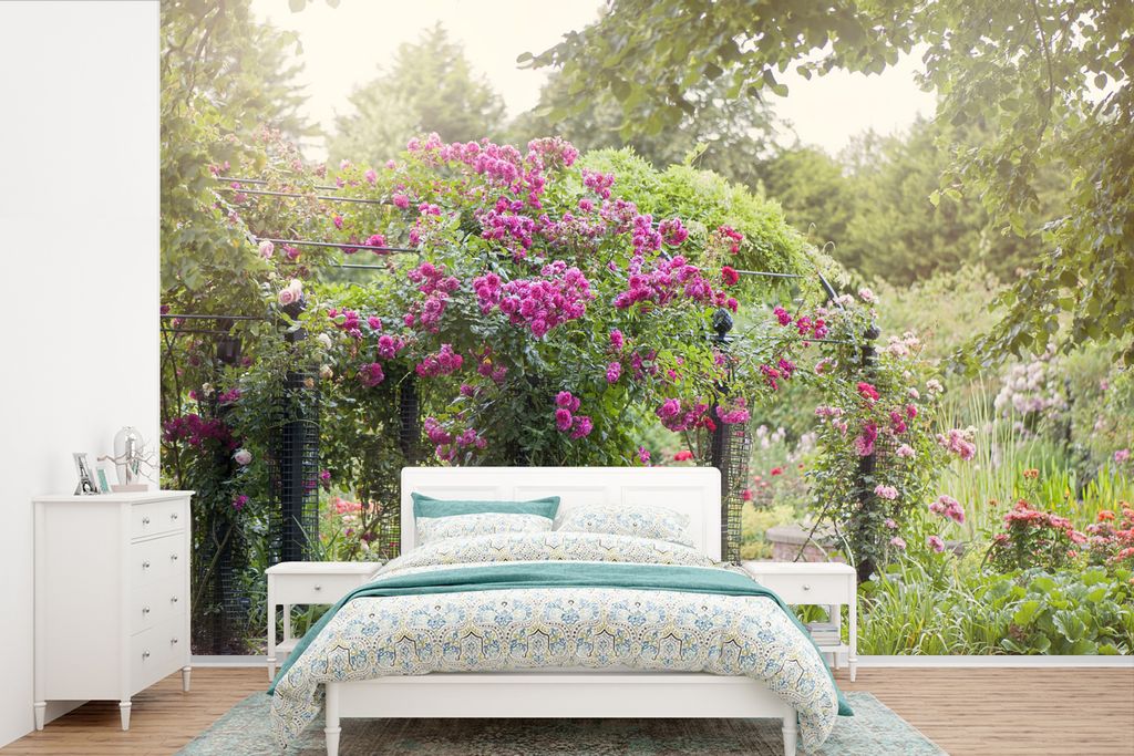 MuchoWow Fototapete für Wohnzimmer oder Schlafzimmer Wandtapete Vinyl Motivtapete Hübsche rosa Rosen wachsen wie Pflanzen in der Wildnis - 330x...